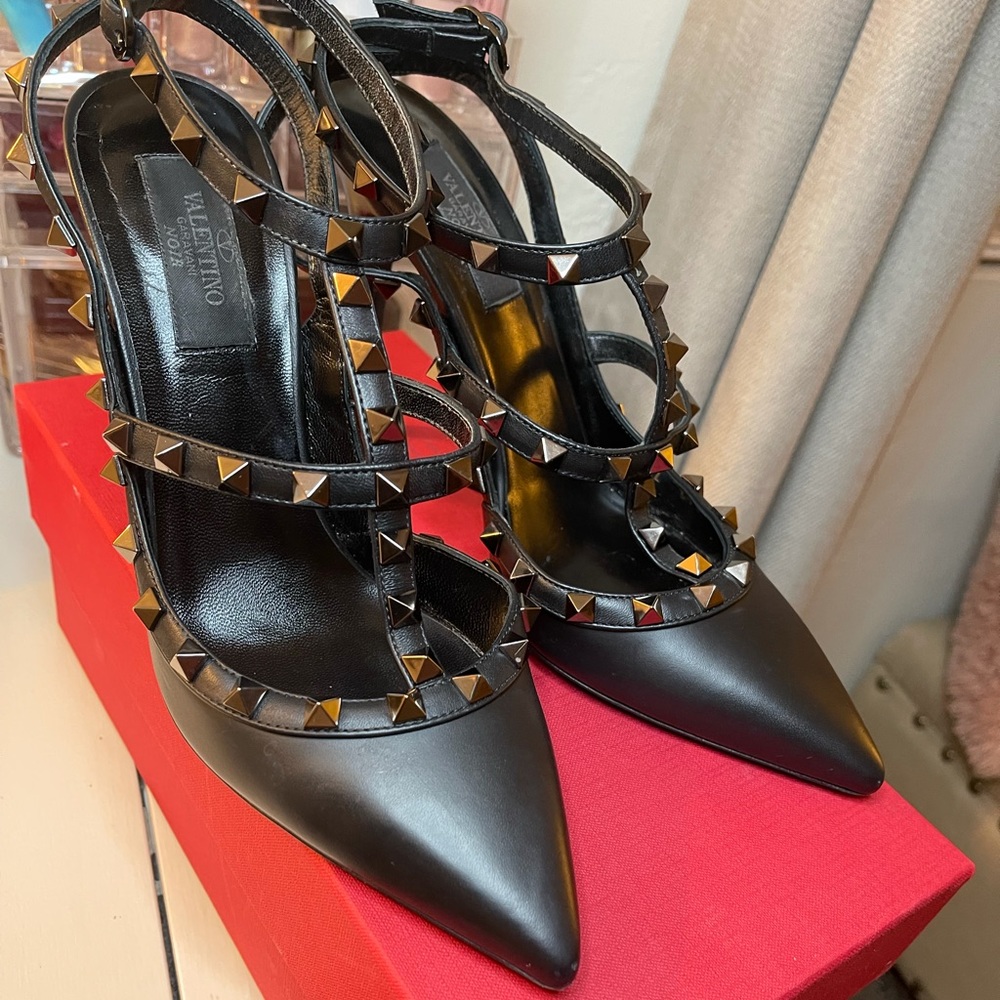 VALENTINO
Noir Rockstud Accents T-Strap Pumps
